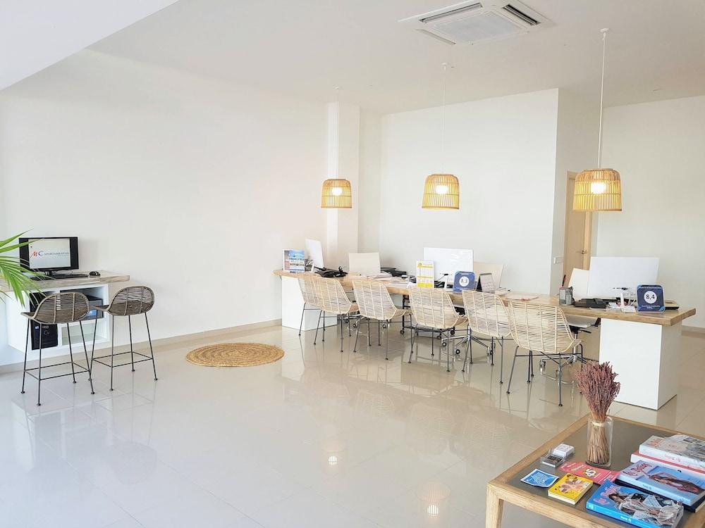 أبارتامينتوس بوسا باي - إم سي ٔبارتامينتوس إيبيزا منطقة الاستقبال