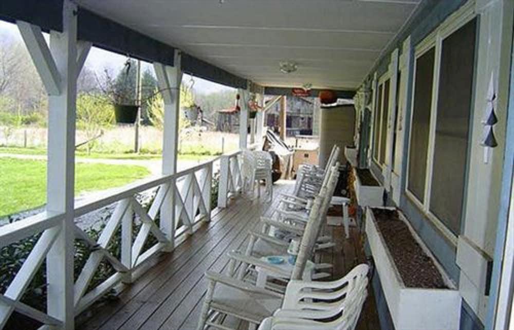 ميستي ماونتن رانش بد آند بريكفاست كابينز أخرى