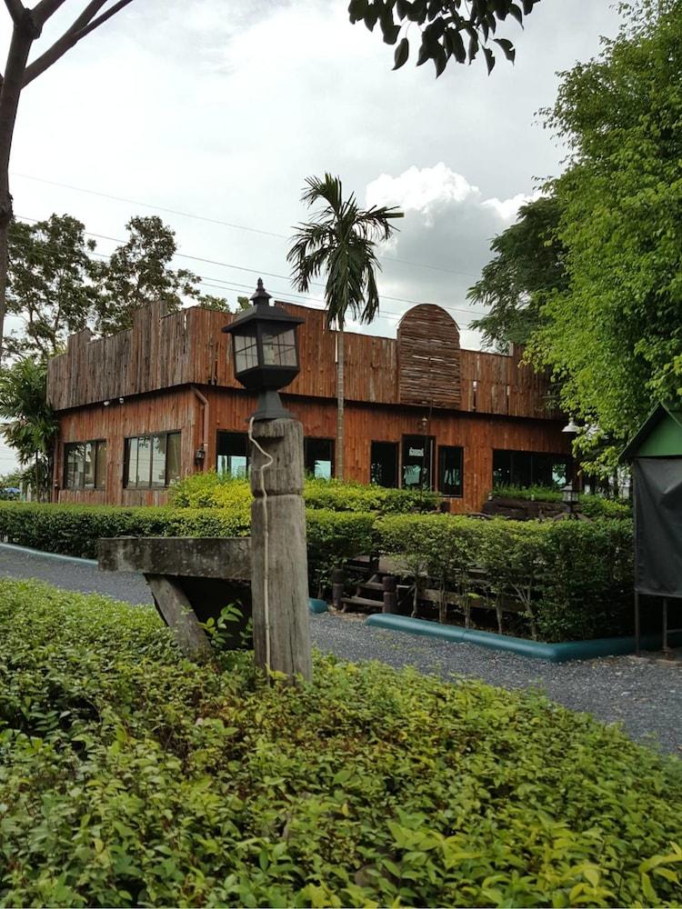 S. Parsukdee Resort Exterior