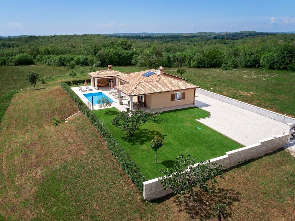 Beautiful, Detached Villa With Private Pool, Between Vineyards, Near the Beach Exterior
