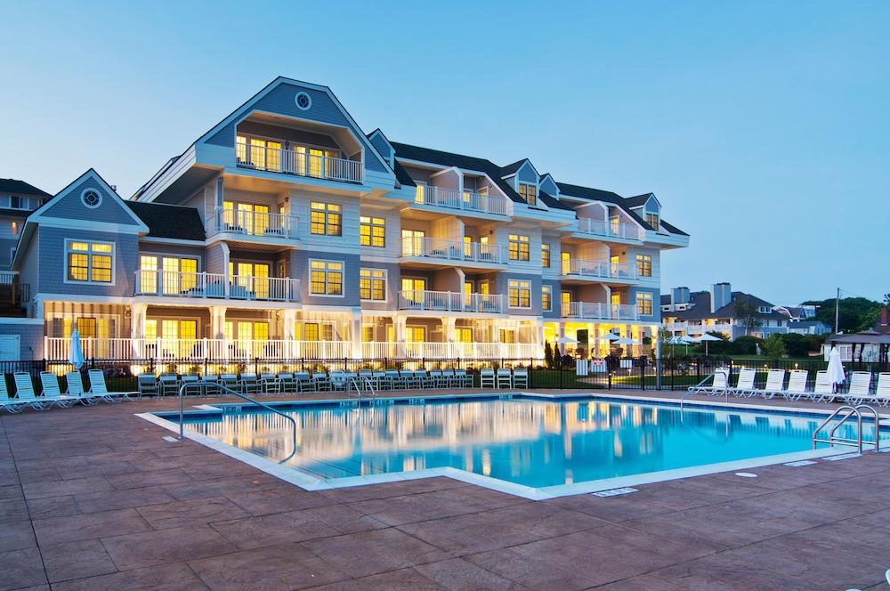Water's Edge Resort & Spa Exterior