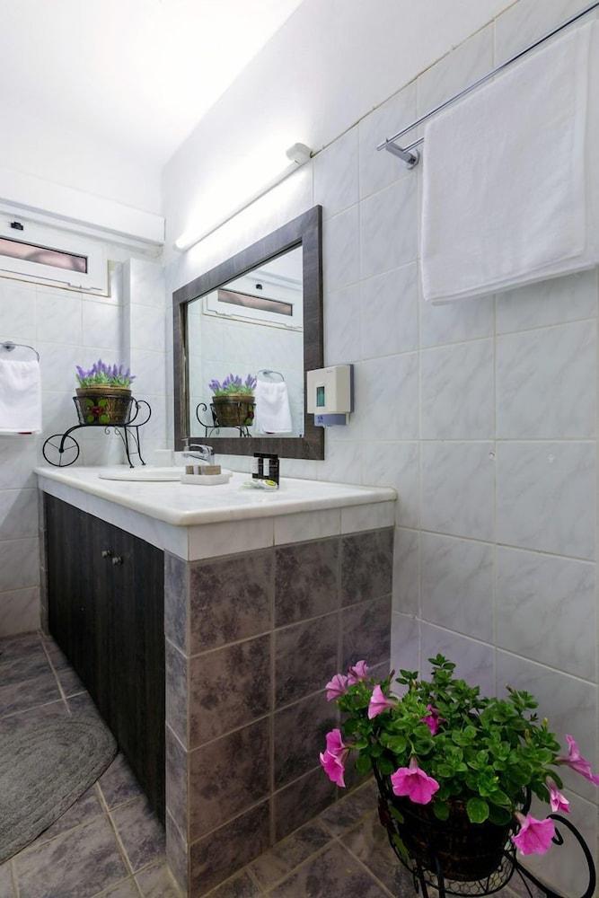 Ariadne Beautiful Studio Bathroom