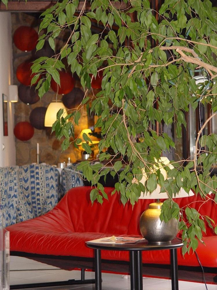 L'Auberge Lobby