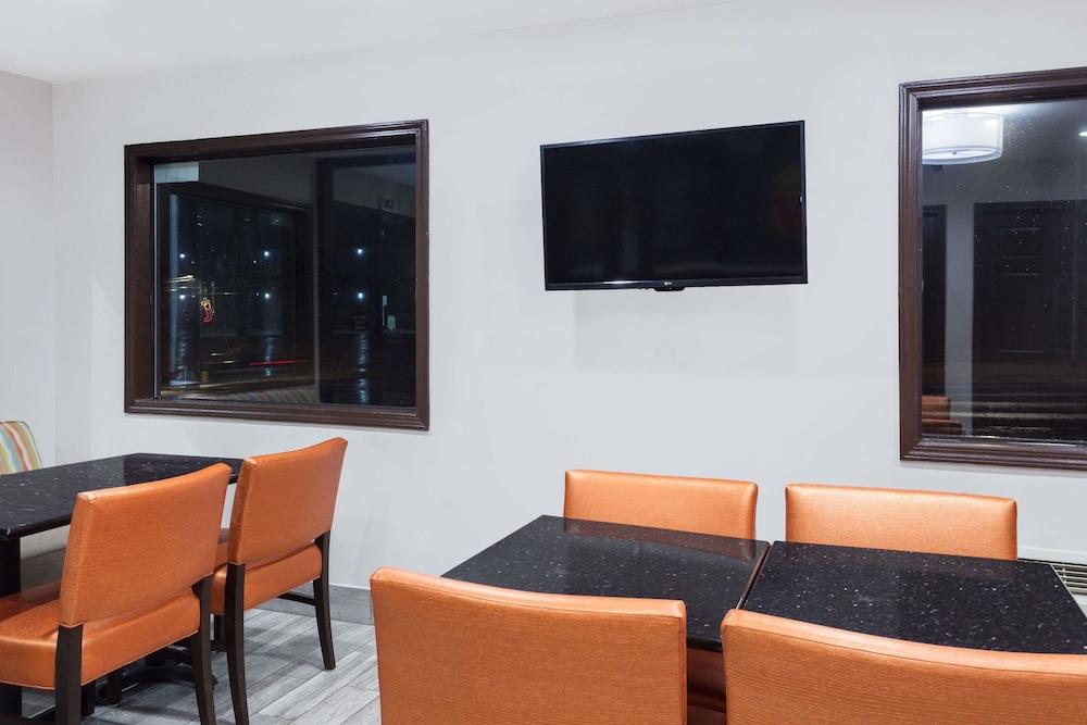 Super 8 by Wyndham Locust Grove Lobby