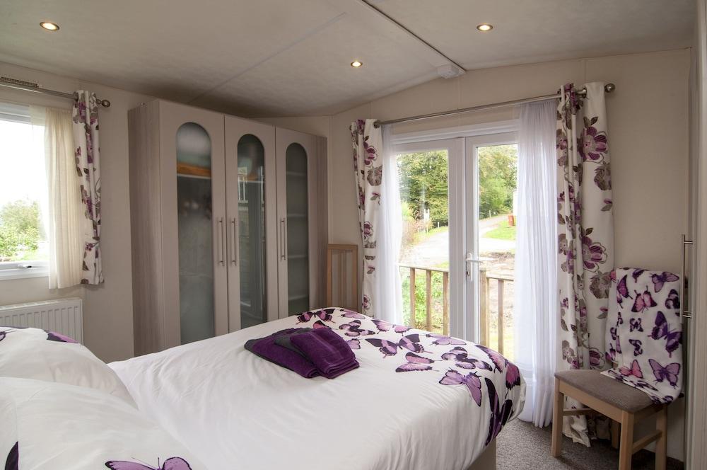 Summer Lodge Luxury Caravan in Hastings Free Wifi Featured Image