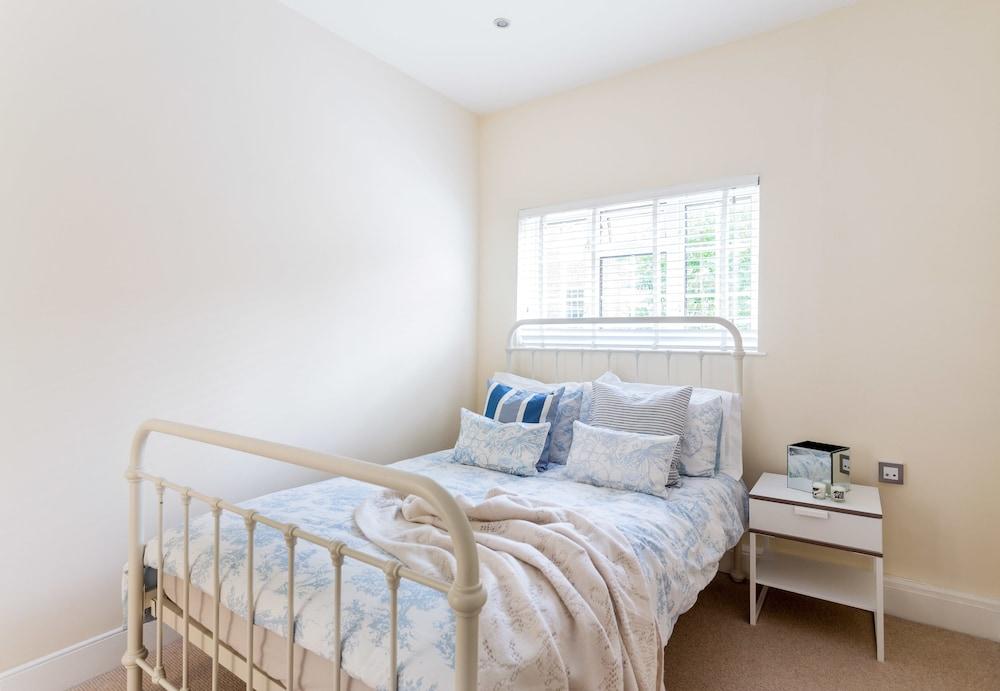 Logan Mews by Lime Street Room