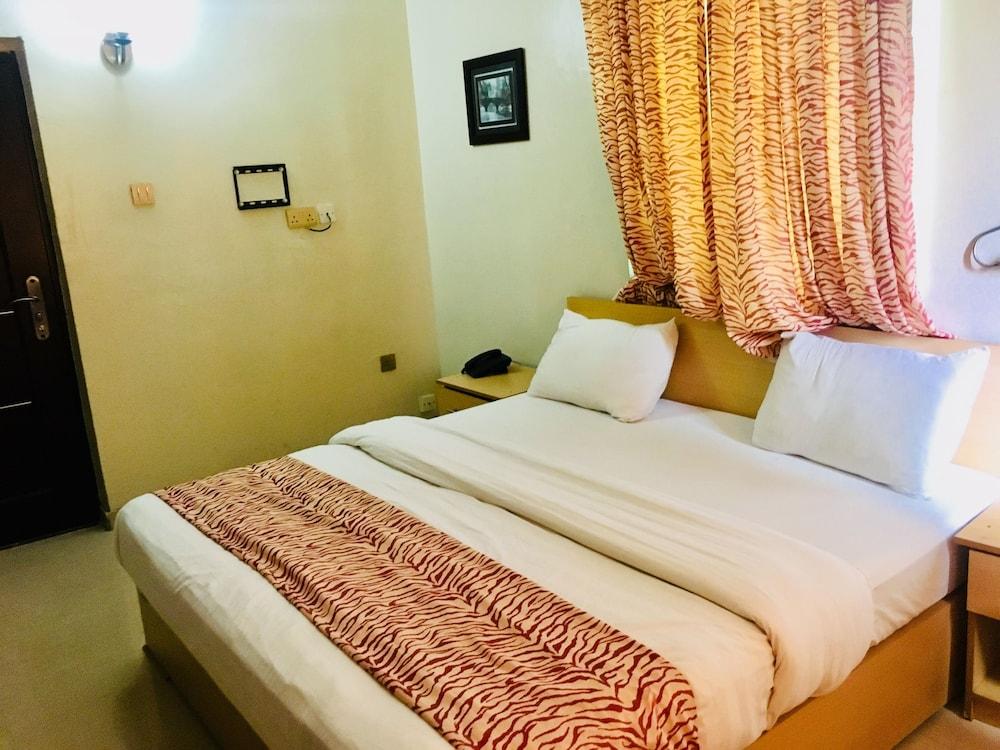Mignonette Hotel & Suites