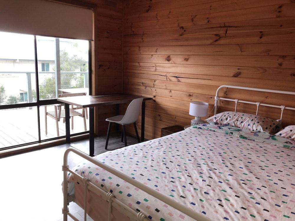 9 Boat Creek by the beach in Ventnor Room