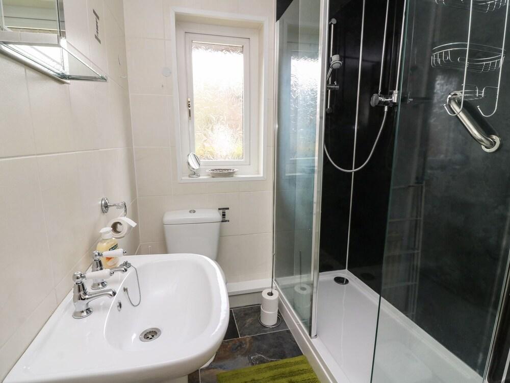 9 Golwg Y Cwm Bathroom
