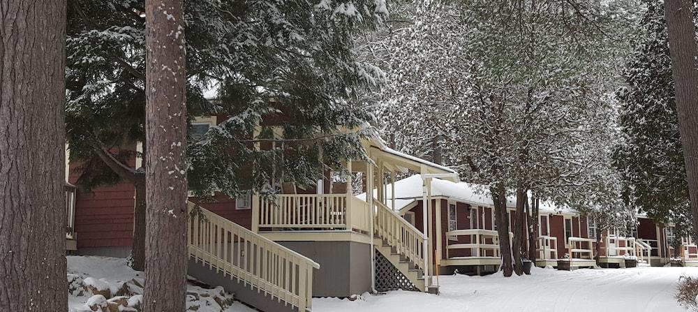 The Bartlett Inn Property Grounds