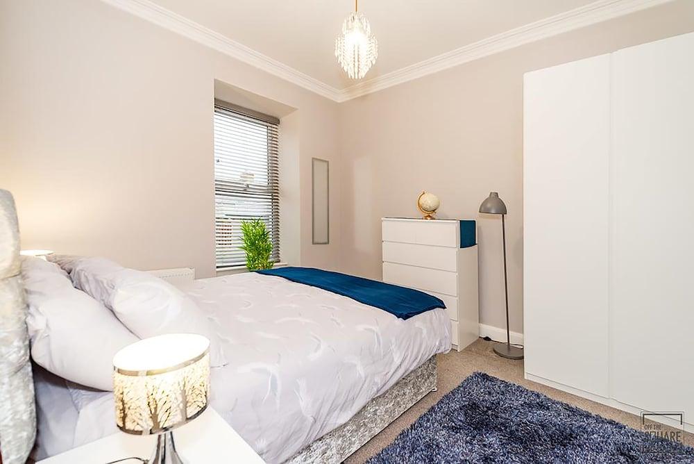 Off The Square Apartments Room