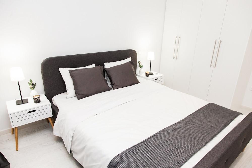 Modern Glamorous Apt in Athens DT Room