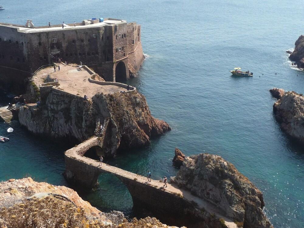 مودرن فيلا ويذ برايفات بول نير ذا سي المنطقة الخارجية