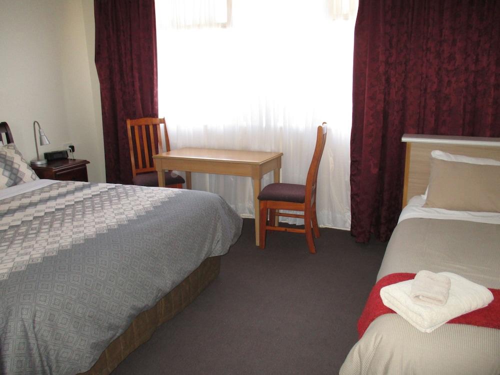 Kaniva Midway Motel Room