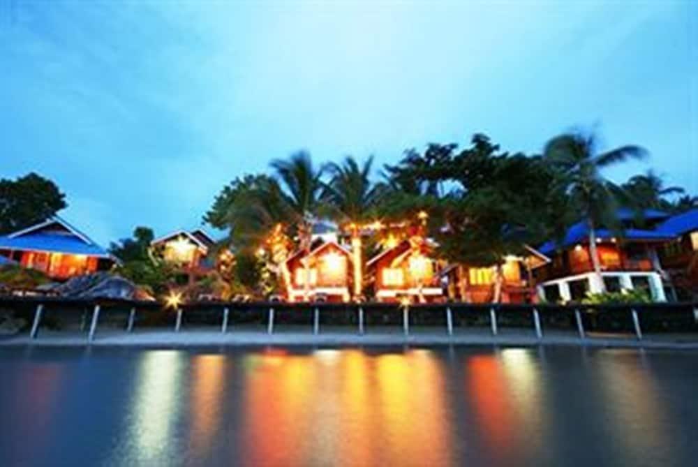 Tharathip Resort Property Grounds