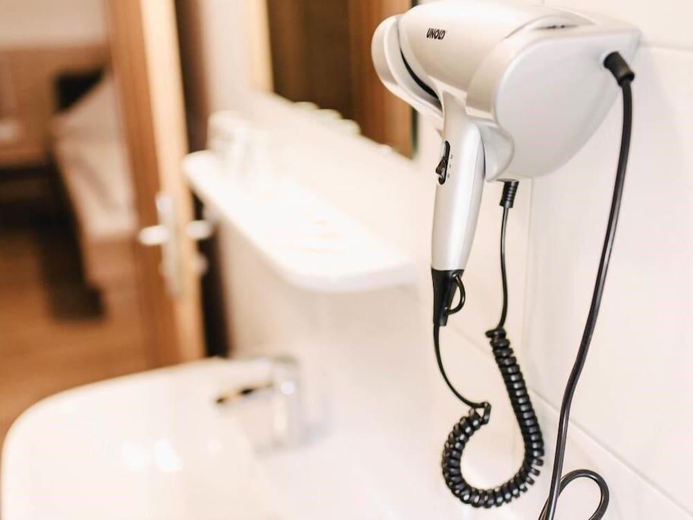 Gasthof Metzgerei Linsmeier Bathroom