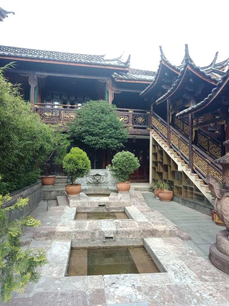 Li Jiang Xi Duo Fu Bie Yuan Inn Interior Detail