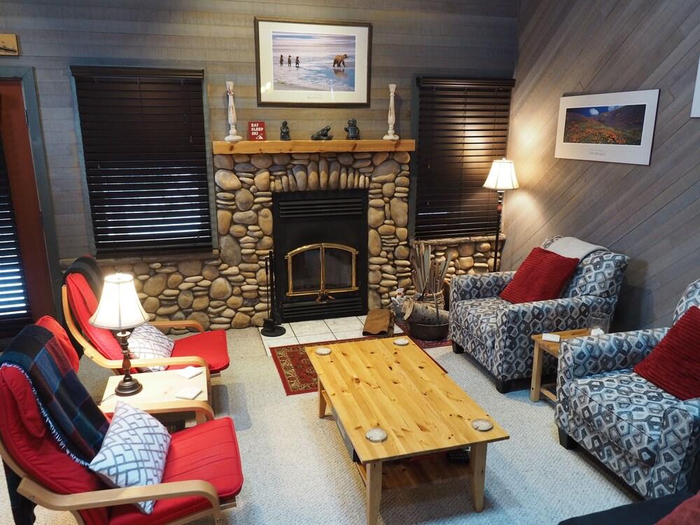 The Powderhorn 1 Bedroom Townhouse by Redawning