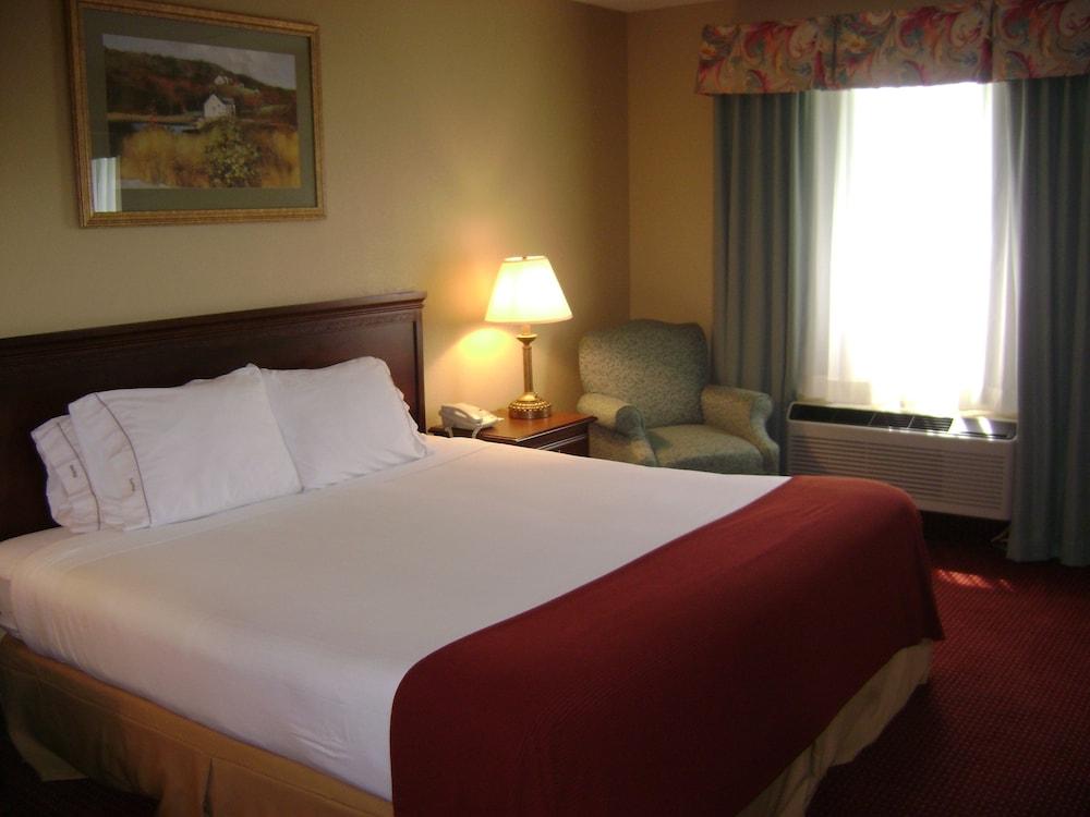 Holiday Inn Express Irwin (PA TPK Exit 67) by IHG Room