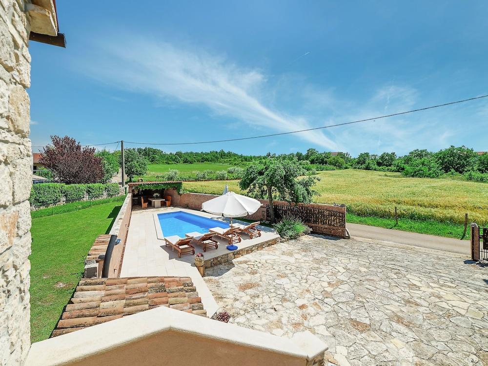 Modern Holiday Home in Porec With Swimming Pool Waterslide