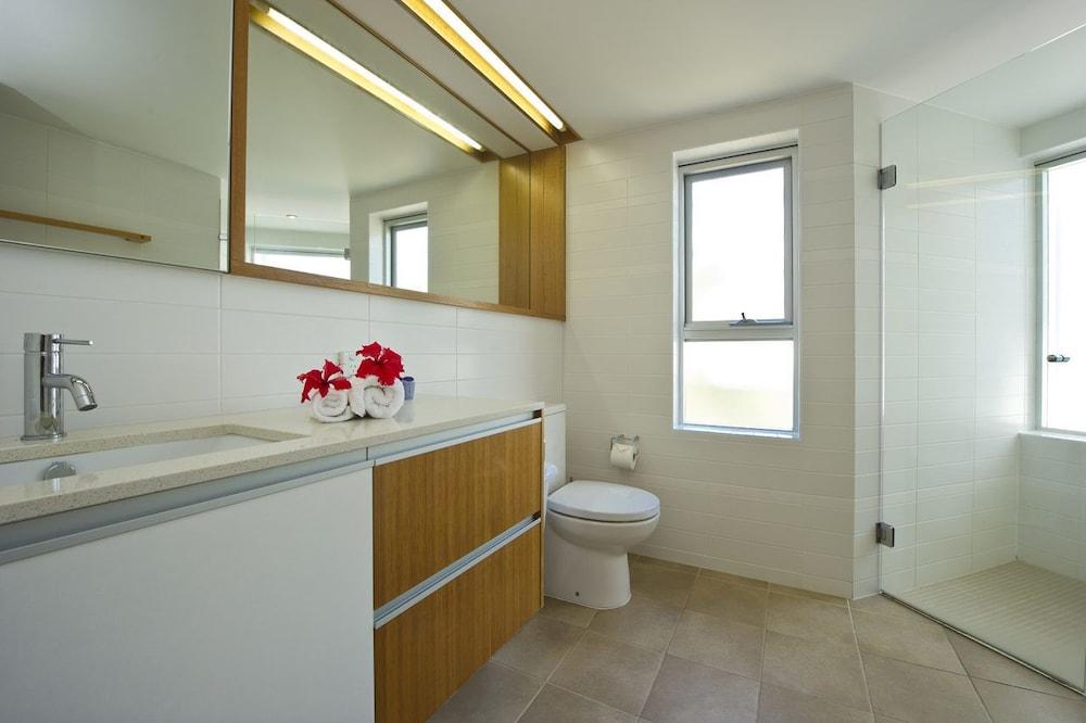 Maggies Beachfront Apt. 3 Bathroom