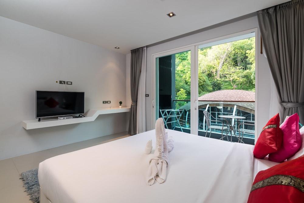Emerald Terrace by Lofty Room