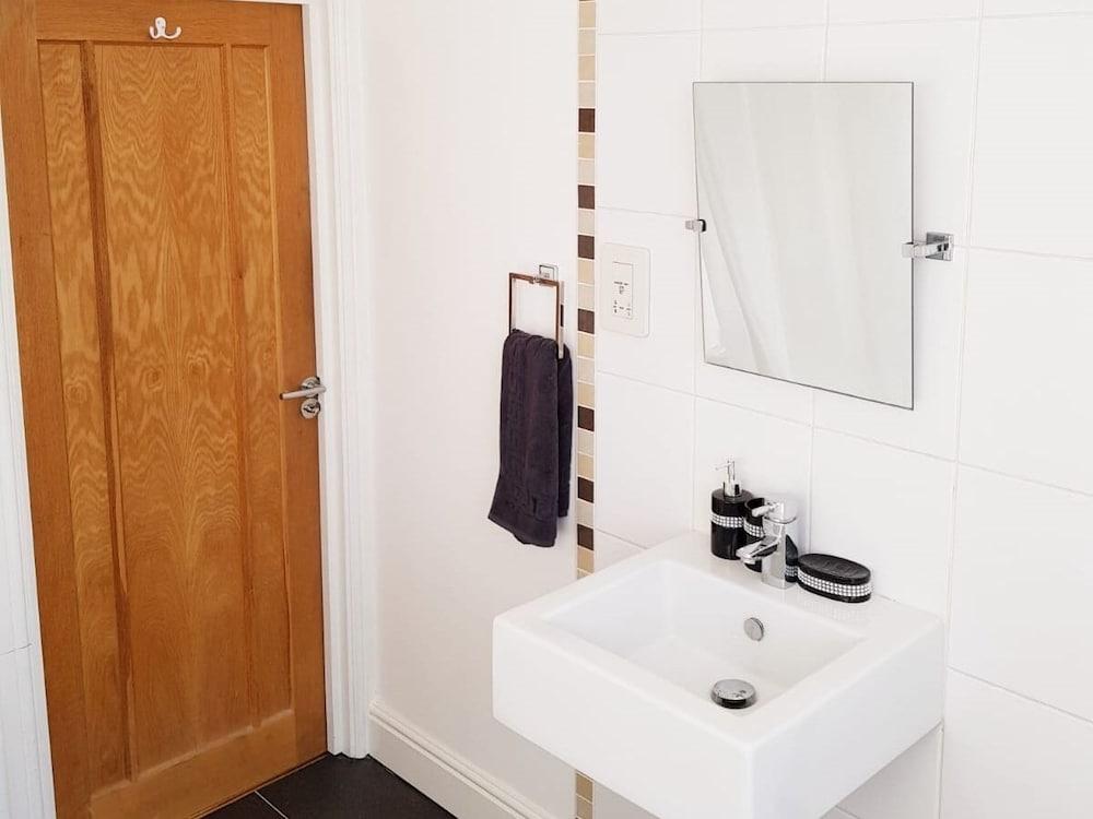 Cogie Abode Bathroom