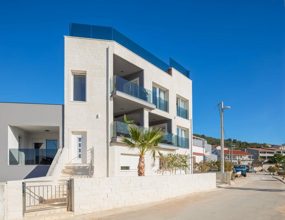 Beachfront Villa Seashell with Pool Exterior