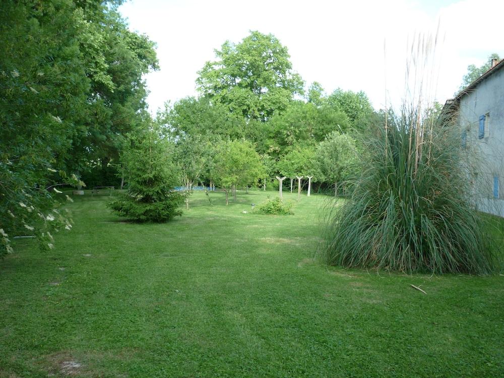 Le Logis de Faugerit Property Grounds