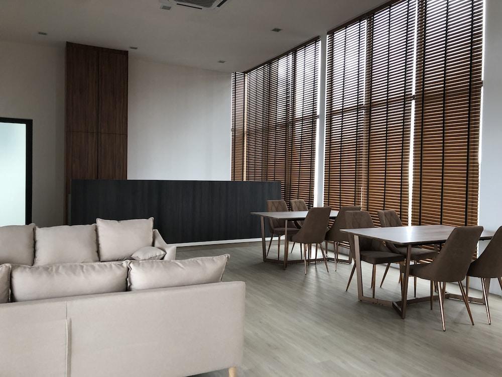 أليا بريميير ميديني باي صبهوم الصورة الأساسية