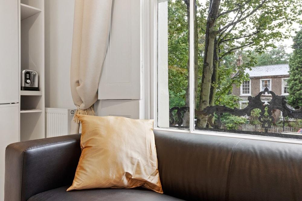 Refined, Light 1 Bed Apt w Balcony in Brixton Room