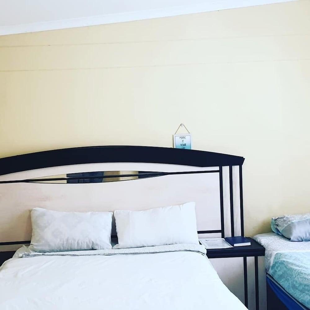 P Wake Guesthouse Room