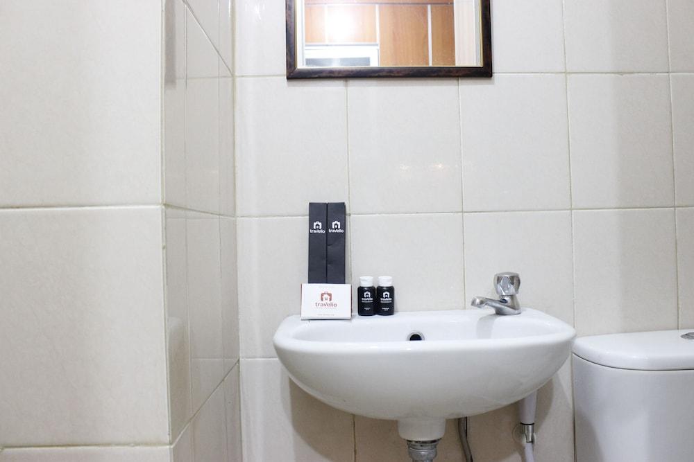 Compact Studio Tamansari Panoramic Apartment Bathroom