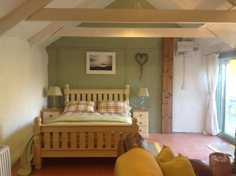 Cowshed Cottage Located nr Kynance Cove