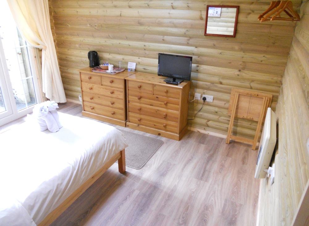 The Elms Guest House Guestroom