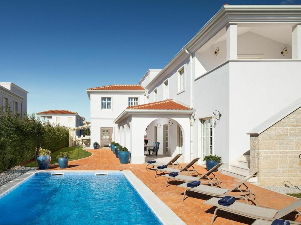 Plushy Villa With Artistic Interiors & Pool in Vabriga Waterslide