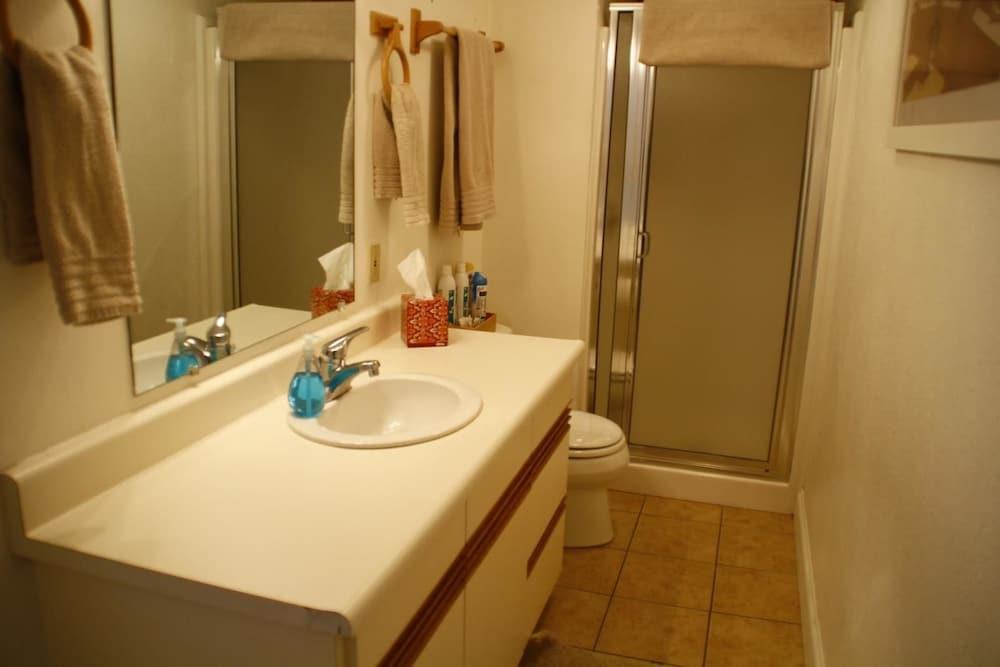 Bozeman - Gracious Urban Abode Bathroom