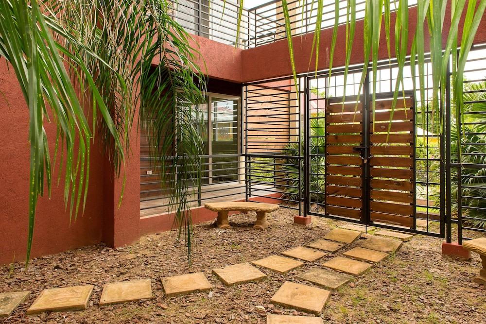 Kinsgton Modern Duplex Apartment with Pool Exterior