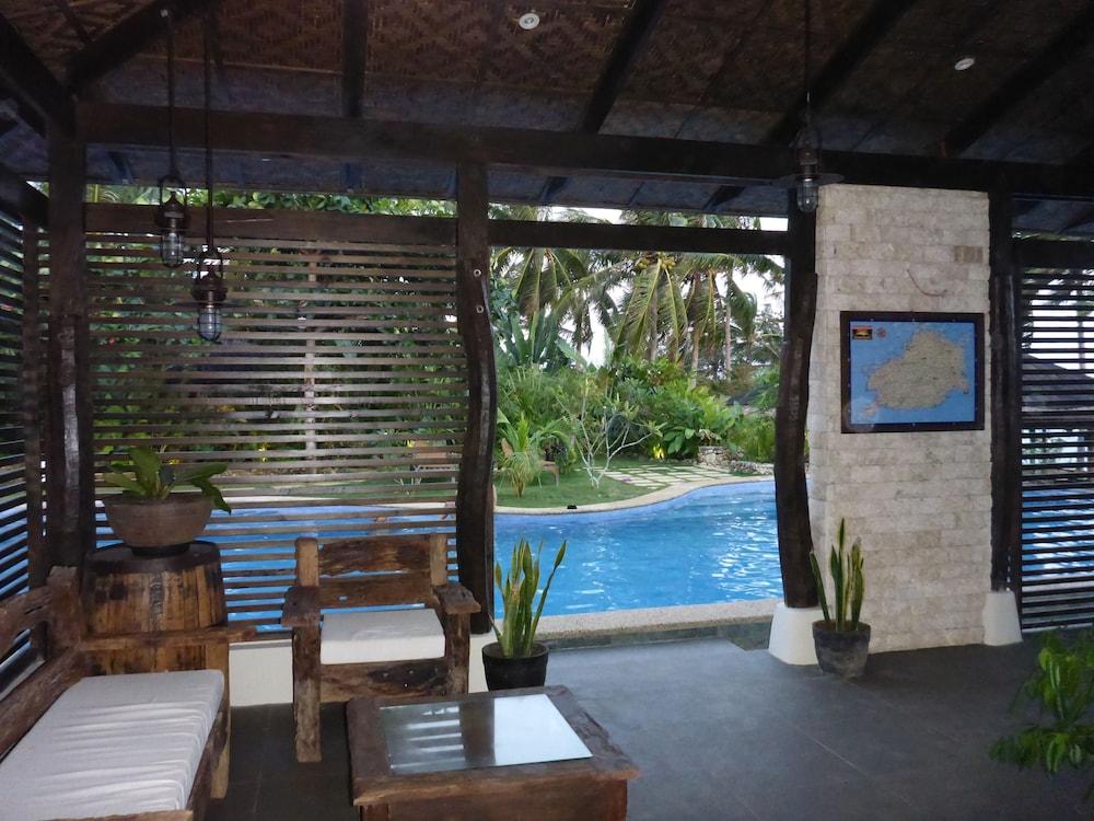 Island View Beachfront Resort Lobby Sitting Area