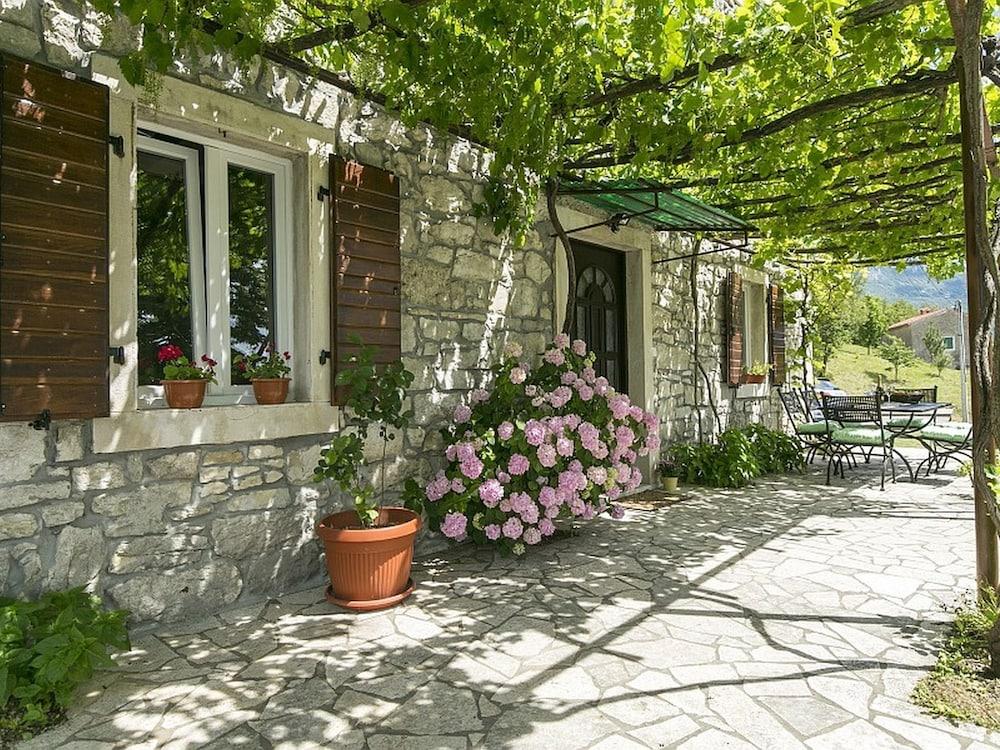 Charming Holiday Home With Swimming Pool in Kršan