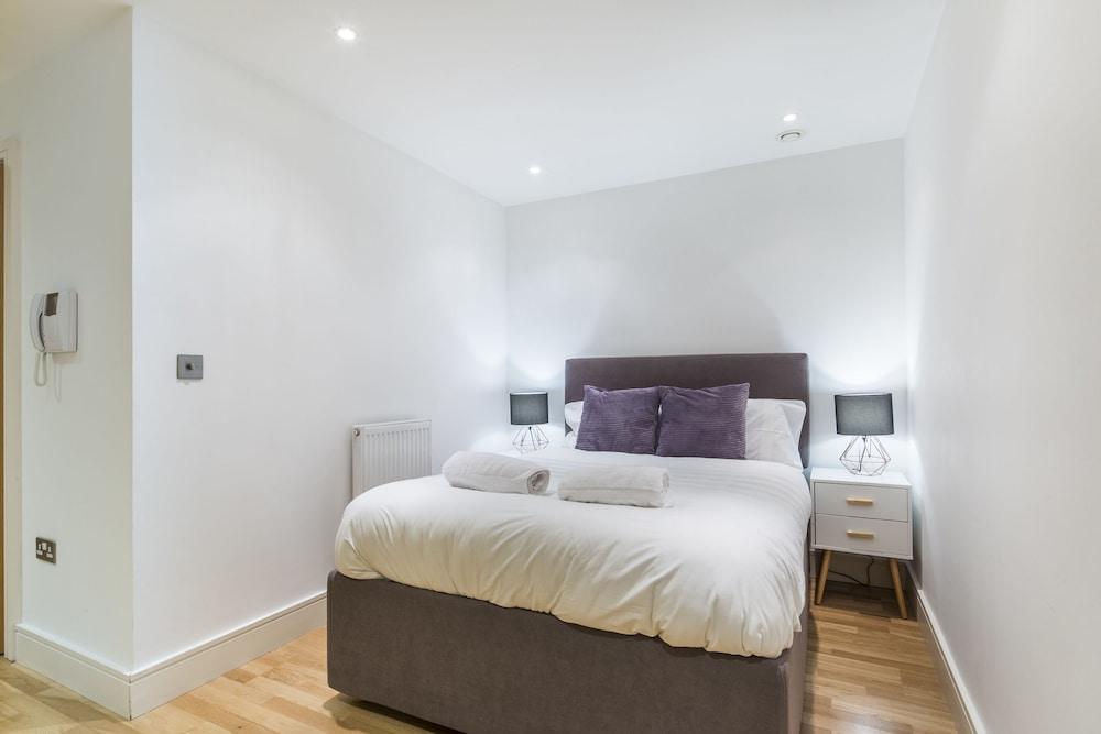 Modern Apt. in the Heart of Docklands Featured Image