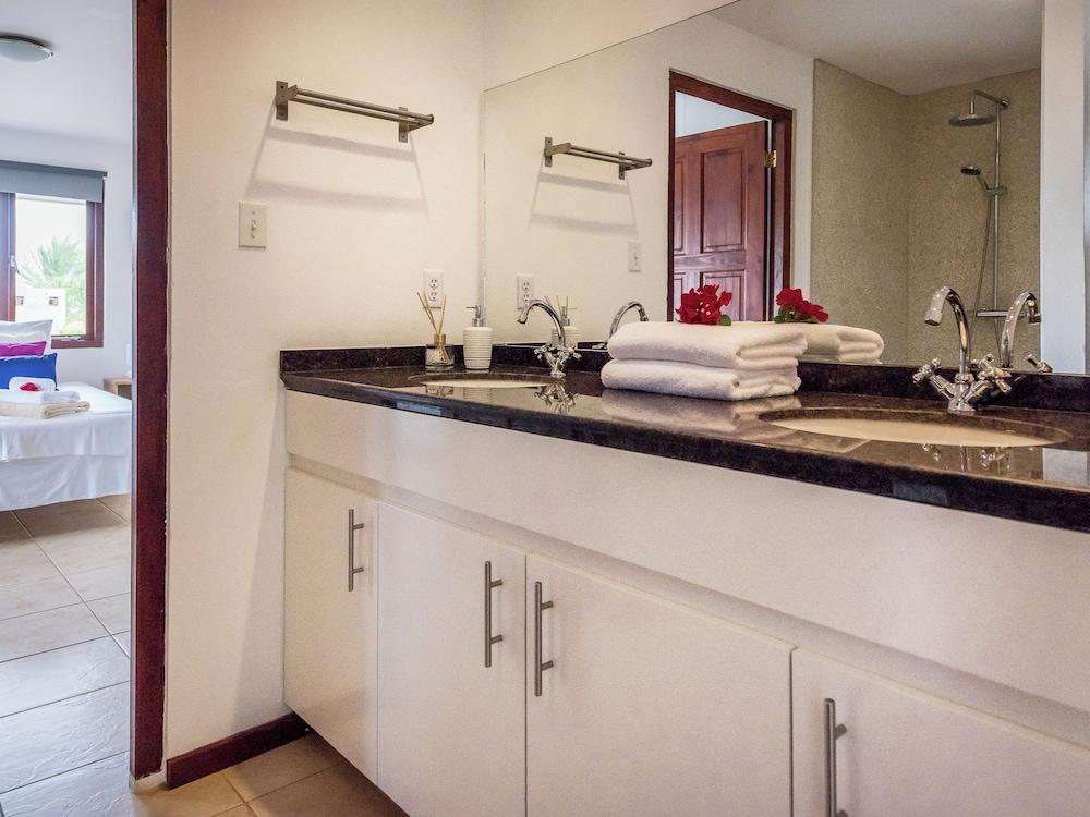 Modern Villa in Jan Thiel Curacao With Private Pool Bathroom
