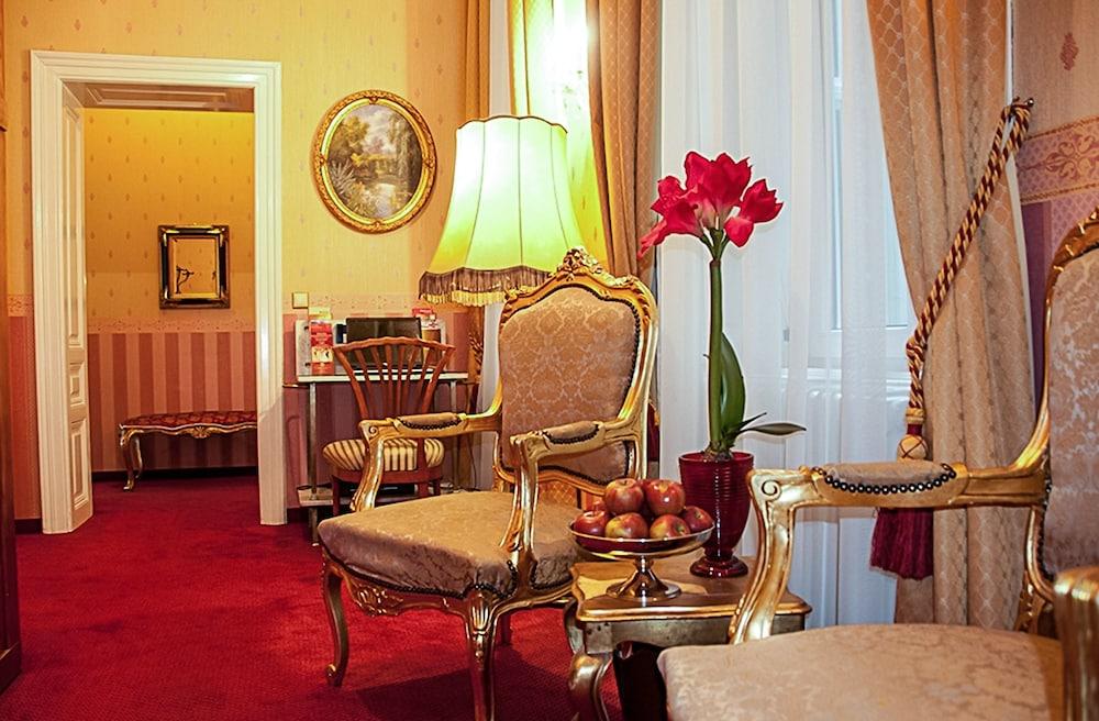 Opera Suites - Self Check-in Lobby