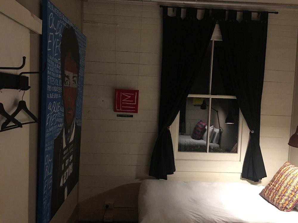 Pop Artist's Concept Store On Darling St Room