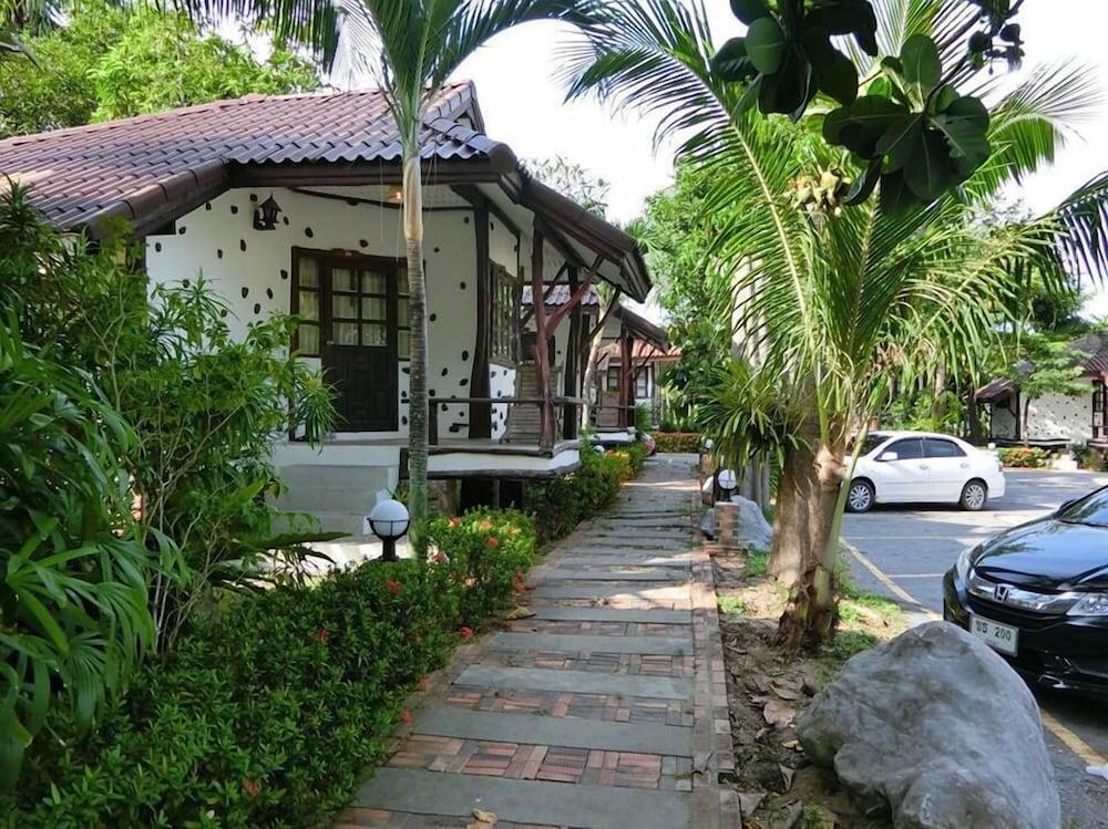 Talkoo Beach Resort Khanom Property Grounds