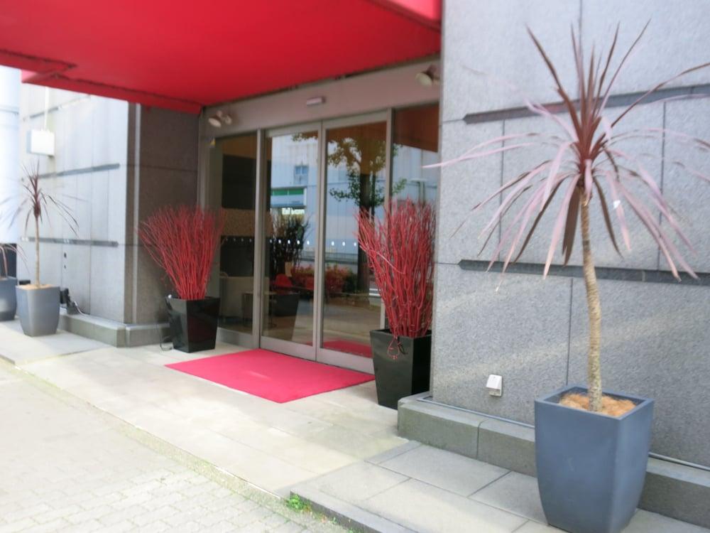 Hamilton Hotel Red Exterior