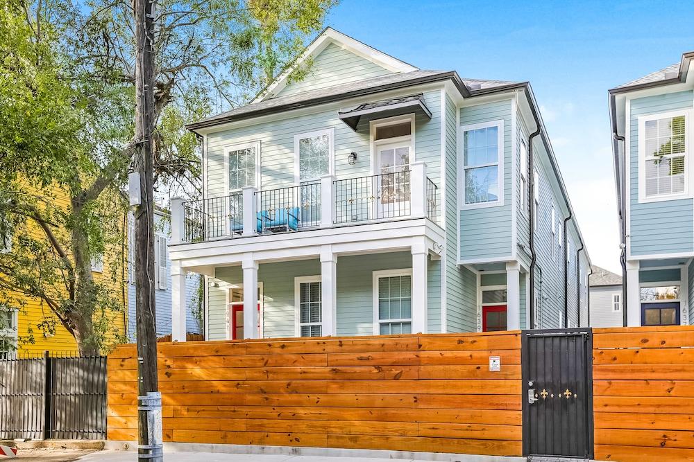 Stunning Modern and Fully-Upgraded 5 BR with Pool