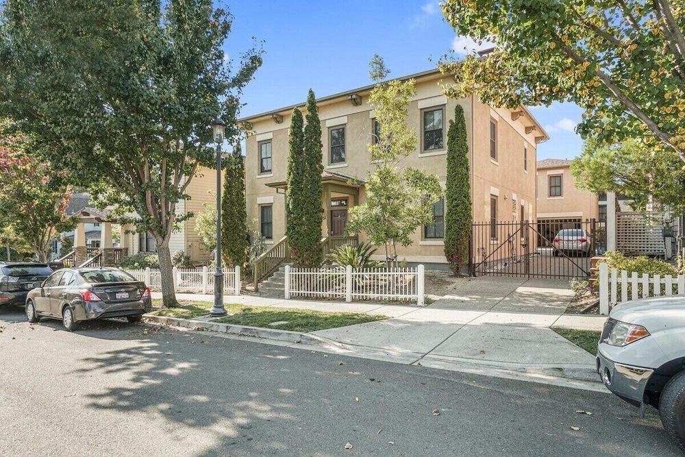 Charming Studio in Hercules Featured Image