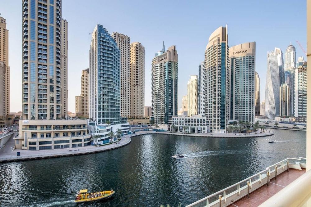 شقة حديثة مكوّنة من ثلاث غرف نوم مع إطلالة ساحرة على المارينا المنطقة المحيطة بالمنشأة