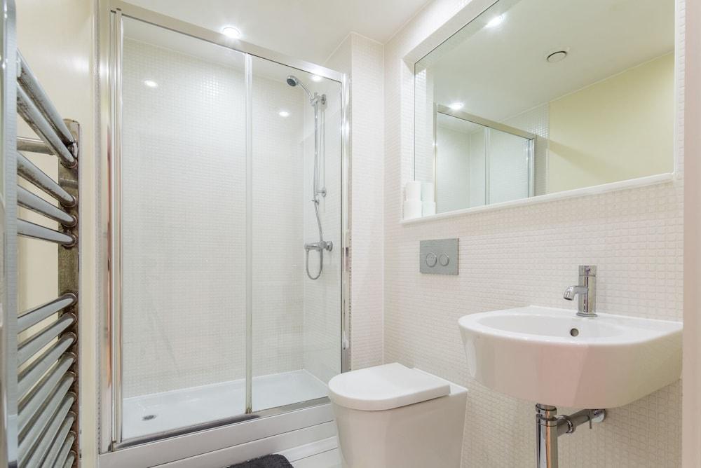 Modern Apt. in the Heart of Docklands Bathroom